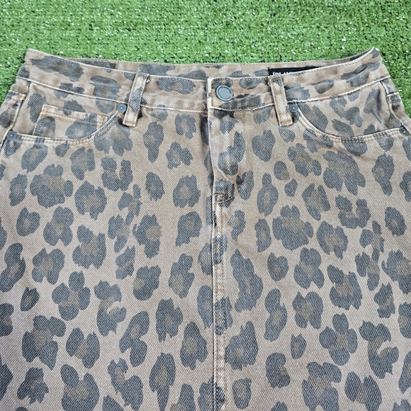 BLANK NYC | 100% COTTON FADED LEOPARD LIGHTLY DISTRESSED DENIM MINI SKIRT - Picture 4 of 16